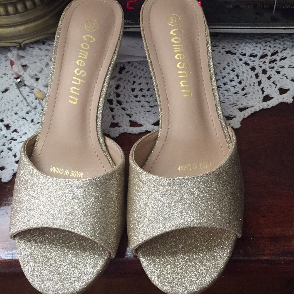Gold filter shoes size 7. Nice slip on mules 🌷🌷 - Picture 2 of 3